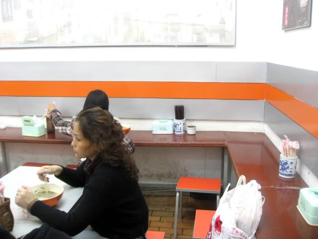 壁を向くスタイルなら、誰の目も気にせずズルズル食べられますね。ただ万が一のことを考えて、ご自分の荷物の管理だけは十分ご注意ください！