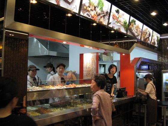 1. お店に入って左手にあるレジカウンターに並びます。ランチタイムなど混雑する時間帯は、入口近くの小さなカウンターでも注文を受けます。