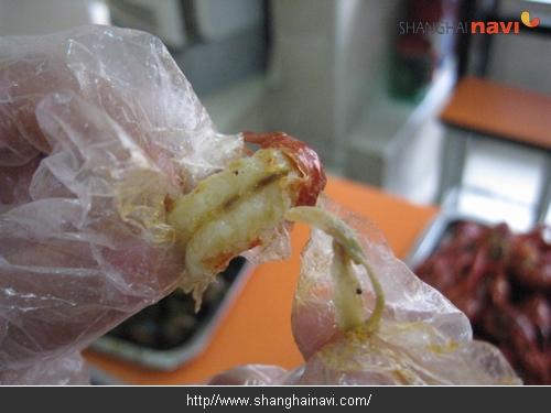 7. 背わた（黒い筋のような部分）を取り除きます。ここは食べちゃダメ！