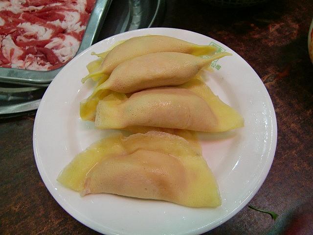 卵餃子（12元）。卵で作った皮の餃子。具もパンパンに入っています。こちらも早めに入れてじっくり煮込みます。やさしい味わい。辛いタレにつけてもおいしい。