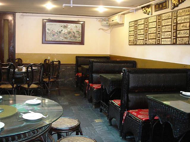 こぢんまりした店内ですが、2階席もあります。実はこちらの湯司令、本店よりすぐ近くに建つ支店の方が立派でとても綺麗なんです。
