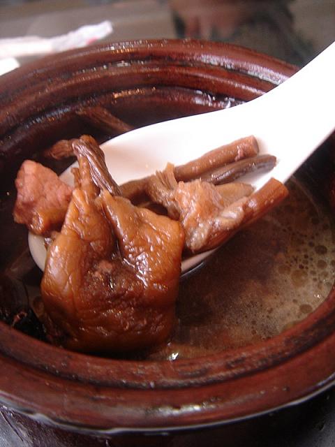 ＜雑菇土鶏湯（15元）＞
脾臓、胃などに効果有り。雑菇はいろいろなキノコ、土鶏は放し飼いの鶏のこと。野性味あふれるスープです。