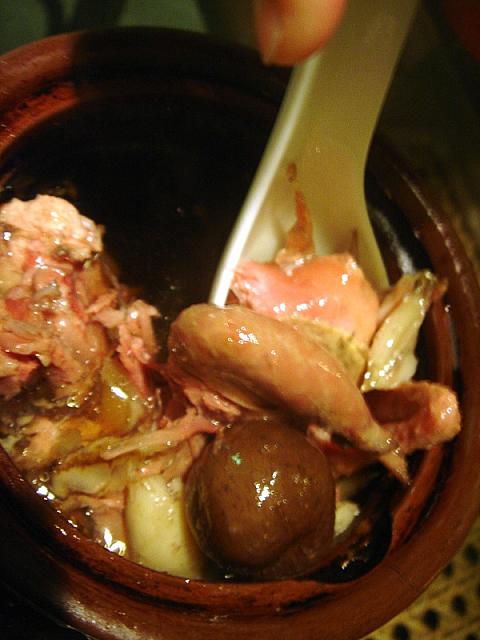 ＜桂花圓肉[奄鳥]鶉湯（10元）＞
脾臓、胃などに効果有り。ウズラのスープ。たまに頭が丸ごと入っているのでご注意を！