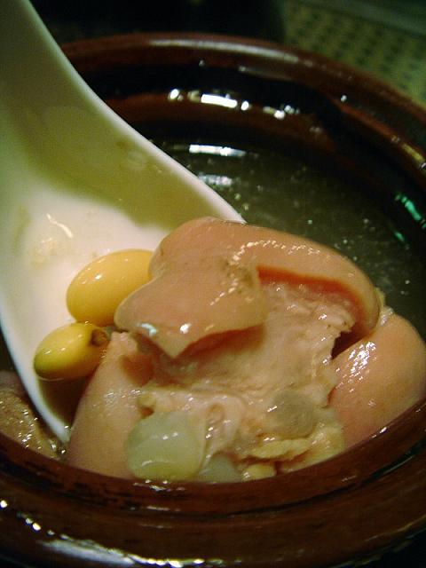 ＜黄豆猪手湯（9元）＞
美肌効果有り。猪は豚のことなので豚足と大豆のスープです。コラーゲンたっぷりなので飲んだ翌日は本当に肌がツルツルになります。