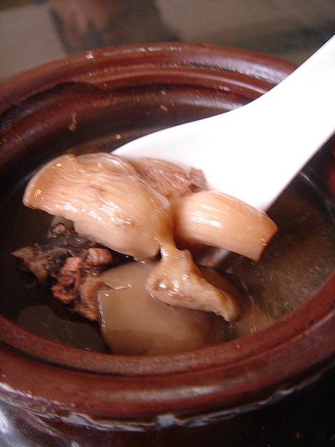 ＜菌菇烏鶏湯（12元）＞
心臓病、貧血などに効果有り。ヒラタケと烏骨鶏（ウコッケイ）のスープです。結構あっさりした味付けです。