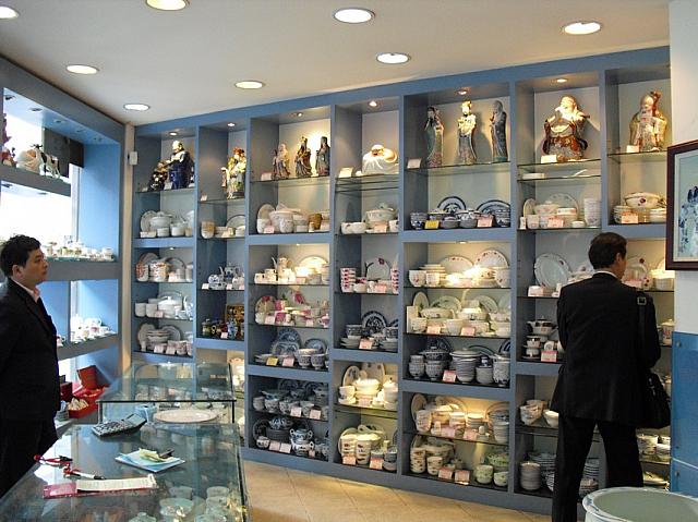 お店の左側には食器や茶器がたくさん並べてあります。普段使いできる品揃えで、お客さんもちらほら。
