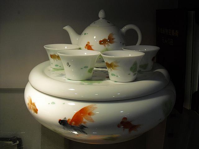 これは金魚の茶器セット、1060元。優雅なティータイムを演出してくれそう!　ついついうっとり眺めてしまいました。