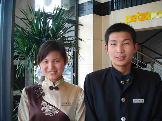駐車場の案内役の男の子と、受付の女の子が笑顔で出迎えてくれます。