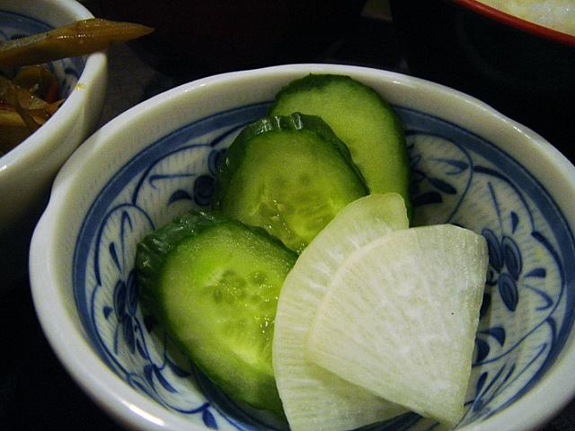 ナビの一番のお気に入りがこの糠漬けです。糠は松島さんのお母様の代から大切にしてきたものだそうでなんと50年もの！今でも毎日糠床の手入れを欠かすことはないそうです。