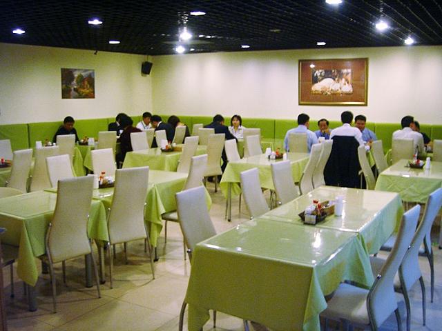 ナビが訪れたのはすでに昼休みが終わった1時半。にもかかわらず、店内にはまだ食事を楽しんでいるサラリーマンやOLさんの姿が見られました。