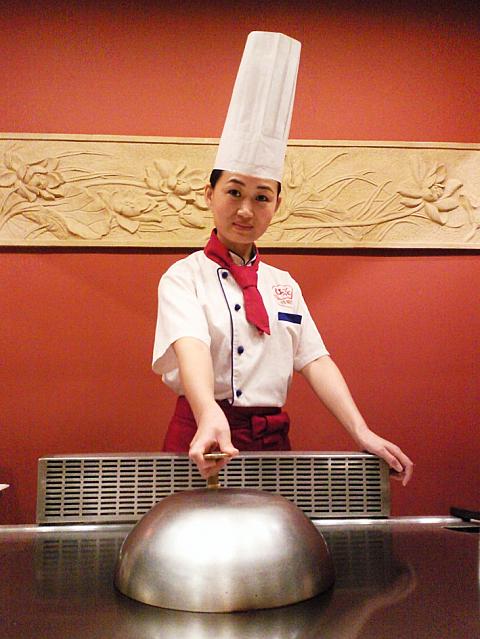 コックの程さん。こちらのコックさんはなぜか皆さん美男美女でした。