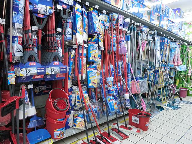 生活雑貨。掃除用具、洗剤、工具など
