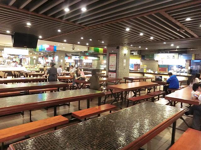 広大なイートスペース。さまざまな料理が揃ってます