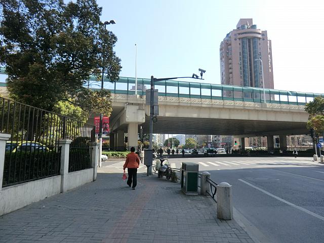 ④前方に見える高架下を進むと