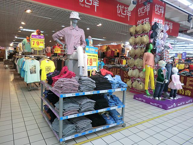 衣類。下着、子供服、靴も豊富