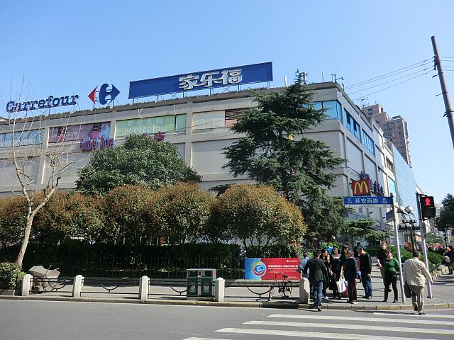 ⑤左手に店舗が見えてきます