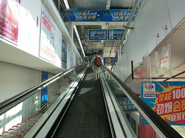 2階へのエスカレーター。カートごと乗れます