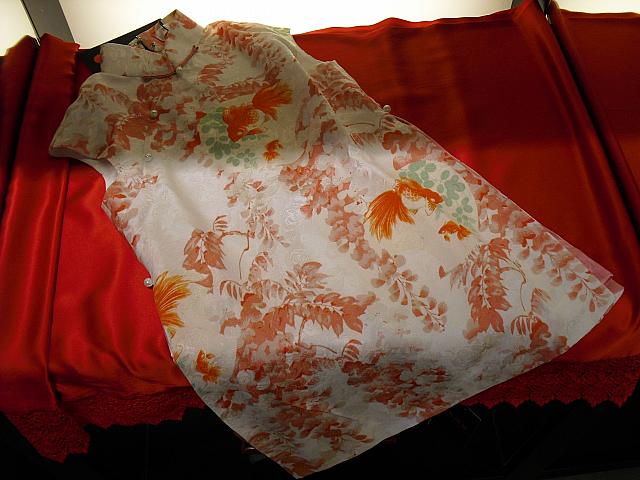 女の子用チャイナドレスもありました。金魚柄（658元）も赤地に金糸（358元）も、ママサイズも揃うので、ペアで誂えたような格式が出ます。