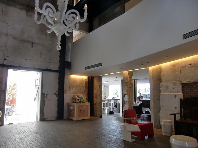 ロビー。奥にカフェがあります。