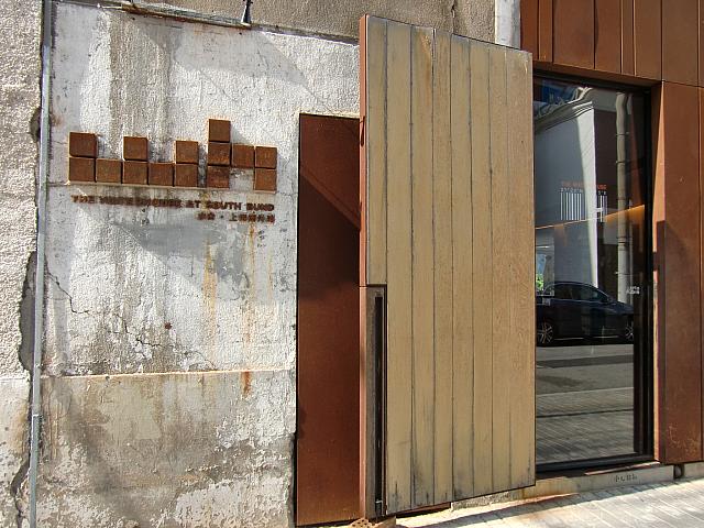 見逃しそうな入り口。