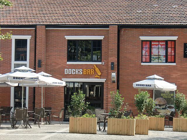 カジュアルな雰囲気のバー「DOCKS BAR」