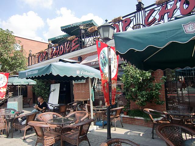 屋上席が人気のカフェバー「TOP CHOICE」