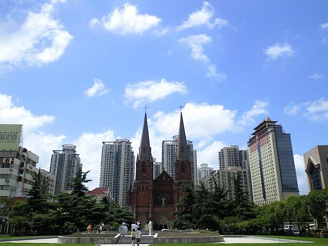 対照的に時代を感じさせる徐家滙天主教会。右側に見える屋上にお寺が載っているちょっと変わったビルは「西蔵大廈」。