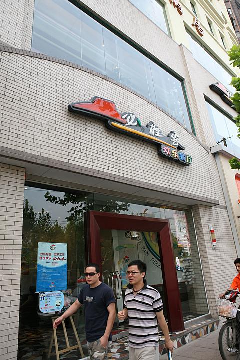 映画館のすぐ隣には、大手のチェーン店が並びます。