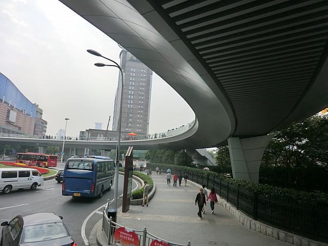 交通量が多く、歩道橋がないと渡れない道も。陸家嘴は近距離の移動も大変