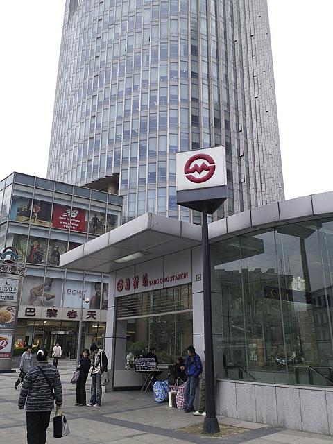 最寄りの駅は4号線「塘橋」。出口を抜けると、巴里春天（プランタン）があります。