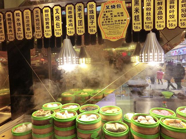 ③料理を選びます。値段はカウンターの上に吊り下げられています