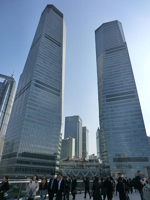 遠くから見た場合、この2棟のビルが目印になります。下層階がモールになっています