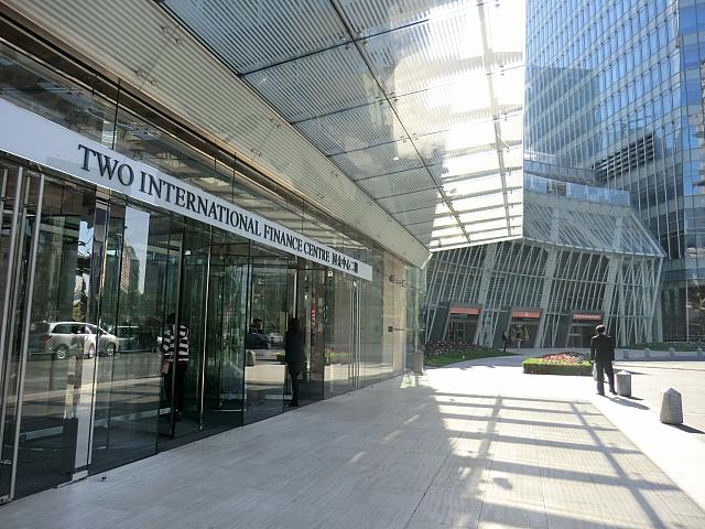 金融系の会社が多数入るオフィス棟入り口が2ヵ所あります