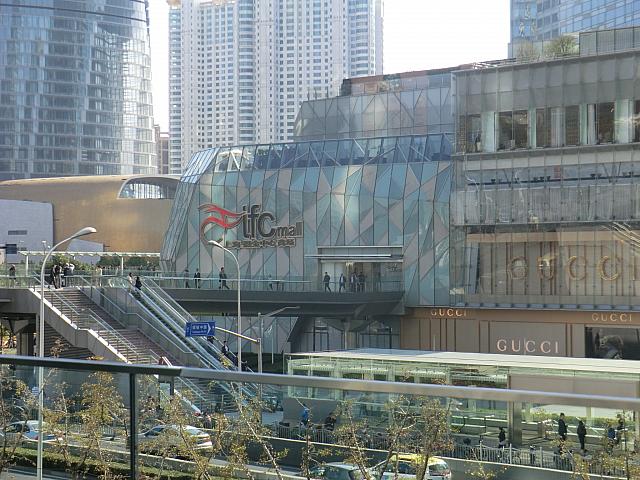 「上海国金中心商場（ifc mall）」の2階にもつながっています