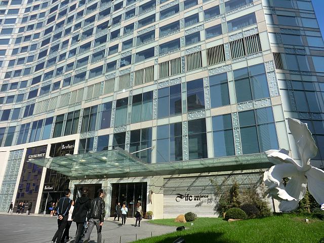高級レジデンス「国金匯」。駐車場は高級車でいっぱい