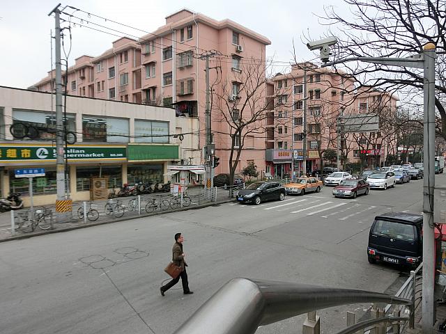 ③歩道橋の左手の階段を下り、