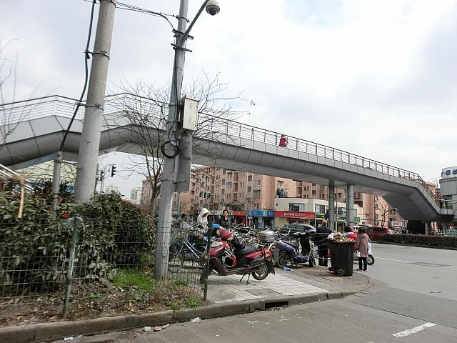 ②歩道橋があるので渡ります
