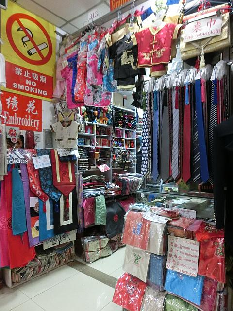 欧米人客が多い市場なので、土産物店も入っています