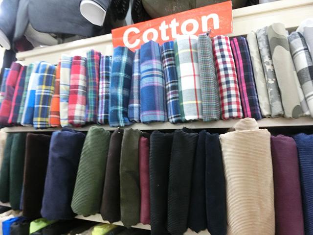 何にでも使えるコットンの布も種類豊富