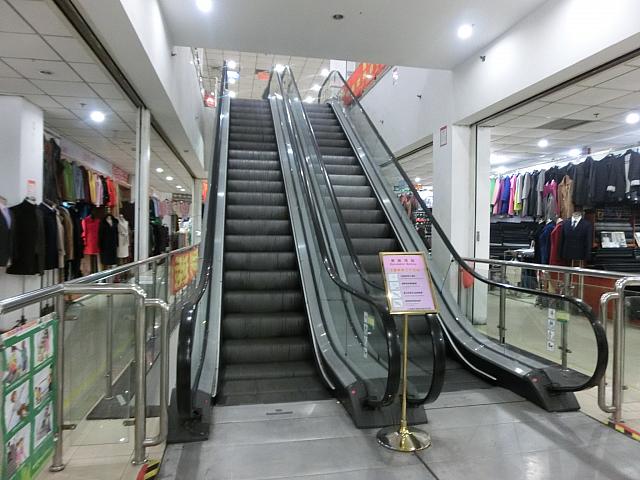 フロアの真ん中にエスカレーター