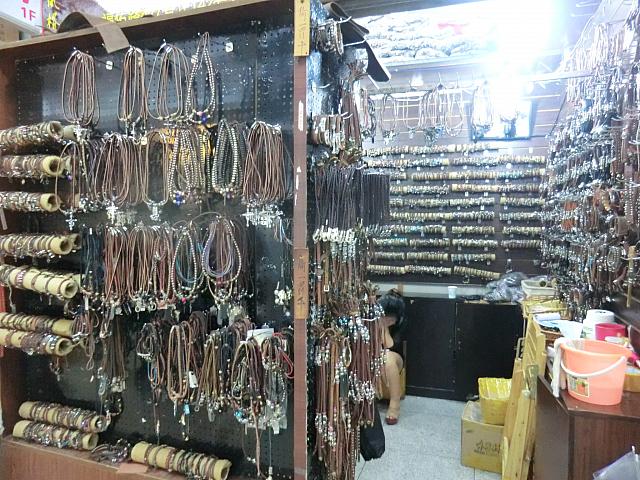 本革小物とアクセ専門店