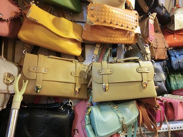 合皮のショルダーバッグは70元〜
