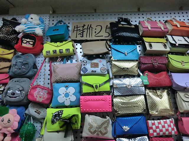 言い値でバッグが25元（約380円）!