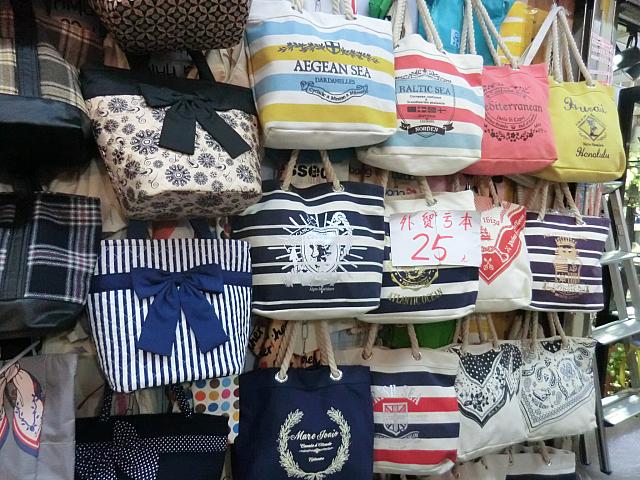 大きめ帆布トートバッグ（25元）。安い〜!