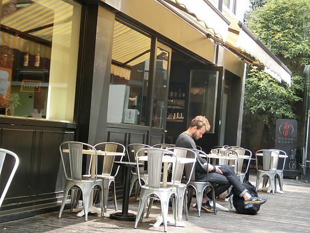 カフェでぼーっとしてる人も