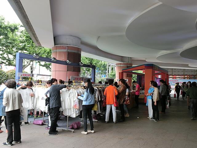 エントランス前では販促イベントを開催