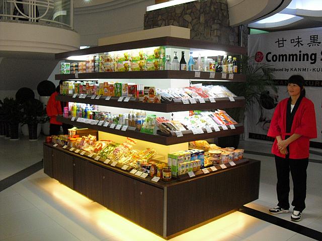 日本の食品を売るコーナー。