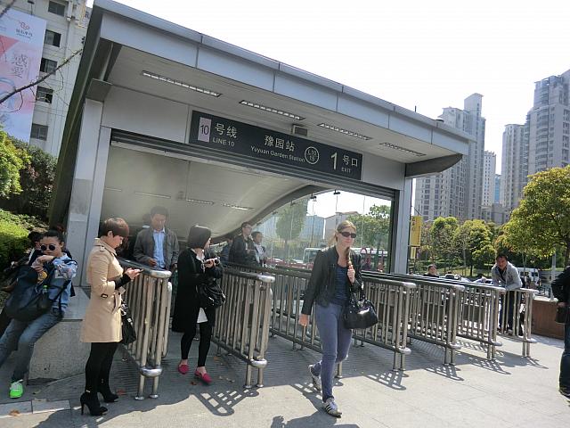 地下鉄10号線「豫園」駅1号出口を出て、出た方向に河南南路をまっすぐ進み、