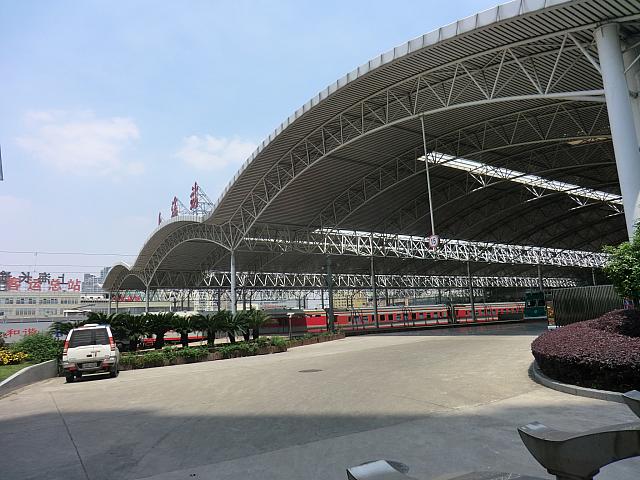 路地奥、鉄門の向こうは線路でした