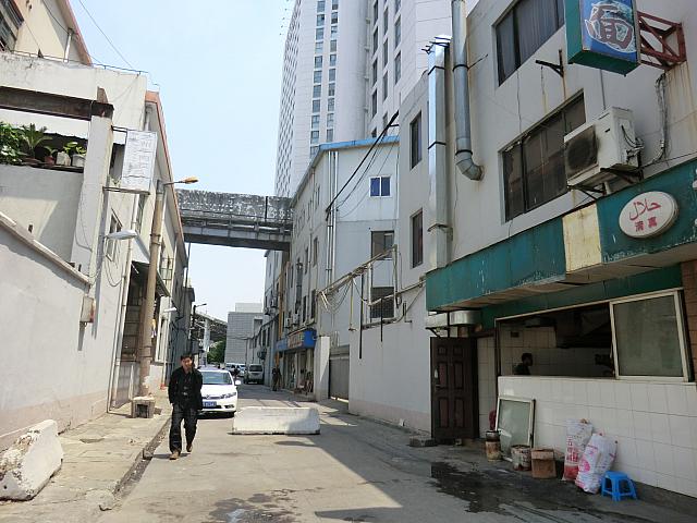 こういう路地、入ってみたくなります